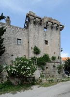 Le village de Škrip, île de Brač en Croatie. Le château Cerinić. Cliquer pour agrandir l'image dans Adobe Stock (nouvel onglet).