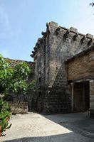Le village de Škrip, île de Brač en Croatie. La cour du château Cerinić. Cliquer pour agrandir l'image dans Adobe Stock (nouvel onglet).