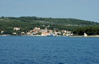 Le village de Sumartin, île de Brać en Croatie. L'entrée du port. Cliquer pour agrandir l'image dans Adobe Stock (nouvel onglet).