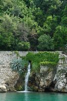 Le village de Trsteno en Croatie. Cascade dans le port de Trsteno. Cliquer pour agrandir l'image dans Adobe Stock (nouvel onglet).