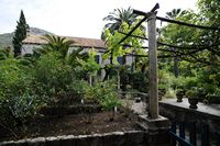 Le village de Trsteno en Croatie. Pavillon de l'arboretum. Cliquer pour agrandir l'image dans Adobe Stock (nouvel onglet).