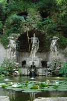 Le village de Trsteno en Croatie. Fontaine de Neptune et des Nymphes. Cliquer pour agrandir l'image dans Adobe Stock (nouvel onglet).