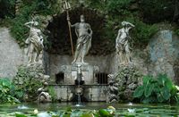 Le village de Trsteno en Croatie. Fontaine de Neptune et des Nymphes. Cliquer pour agrandir l'image dans Adobe Stock (nouvel onglet).