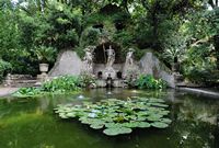 Le village de Trsteno en Croatie. Fontaine de Neptune et des Nymphes. Cliquer pour agrandir l'image dans Adobe Stock (nouvel onglet).