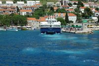 La ville de Bol, île de Brač, en Croatie. Le port de Bol. Cliquer pour agrandir l'image dans Adobe Stock (nouvel onglet).