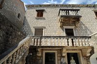 La ville de Bol, île de Brač, en Croatie. Le palais Renaissance. Cliquer pour agrandir l'image dans Adobe Stock (nouvel onglet).