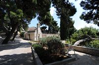 La ville de Bol, île de Brač, en Croatie. La chapelle Saints-Jean-et-Théodore. Cliquer pour agrandir l'image dans Adobe Stock (nouvel onglet).