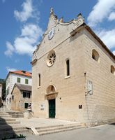 La ville de Bol, île de Brač, en Croatie. L'église Notre-Dame-du-Carmel. Cliquer pour agrandir l'image dans Adobe Stock (nouvel onglet).