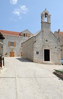 La ville de Bol, île de Brač, en Croatie. La chapelle Saint-Antoine. Cliquer pour agrandir l'image dans Adobe Stock (nouvel onglet).