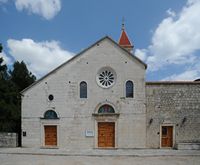 La ville de Bol, île de Brač, en Croatie. Le monastère Saint-Dominique. Cliquer pour agrandir l'image dans Adobe Stock (nouvel onglet).