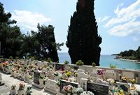 La ville de Bol, île de Brač, en Croatie. Le cimetière de Bol. Cliquer pour agrandir l'image dans Adobe Stock (nouvel onglet).