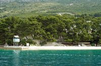 La ville de Brela en Croatie. Plage de l'hôtel Berulia. Cliquer pour agrandir l'image dans Adobe Stock (nouvel onglet).