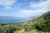 La ville de Brela en Croatie. Côte au nord de Brela vue depuis Gornja Brela. Cliquer pour agrandir l'image dans Adobe Stock (nouvel onglet).