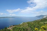 La ville de Brela en Croatie. Chenal de Brac vu depuis Brela. Cliquer pour agrandir l'image dans Adobe Stock (nouvel onglet).