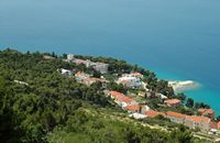 La ville de Brela en Croatie. Hôtel Berulia vu depuis Gornja Brela. Cliquer pour agrandir l'image dans Adobe Stock (nouvel onglet).