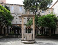 Grube des Klosters des Klosters der dominikanischen an Dubrovnik. Klicken, um das Bild in Adobe Stock zu vergrößern (neue Nagelritze).