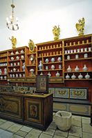 Alte Pharmazie. Klicken, um das Bild in Adobe Stock zu vergrößern (neue Nagelritze).