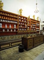 Alte Pharmazie. Klicken, um das Bild in Adobe Stock zu vergrößern (neue Nagelritze).