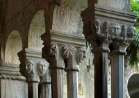 Kapitelle des Romanklosters. Klicken, um das Bild in Adobe Stock zu vergrößern (neue Nagelritze).
