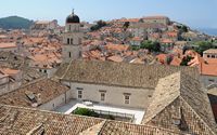Terrasse des Romanklosters. Klicken, um das Bild in Adobe Stock zu vergrößern (neue Nagelritze).