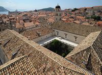 Terrasse des Romanklosters. Klicken, um das Bild in Adobe Stock zu vergrößern (neue Nagelritze).