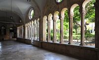Südgalerie des Romanklosters. Klicken, um das Bild in Adobe Stock zu vergrößern (neue Nagelritze).