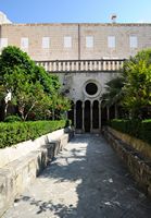 Garten des Romanklosters. Klicken, um das Bild in Adobe Stock zu vergrößern (neue Nagelritze).