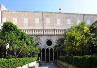 Garten des Romanklosters. Klicken, um das Bild in Adobe Stock zu vergrößern (neue Nagelritze).