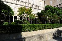 Garten des Romanklosters. Klicken, um das Bild in Adobe Stock zu vergrößern (neue Nagelritze).