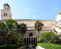 Garten des Romanklosters. Klicken, um das Bild in Adobe Stock zu vergrößern (neue Nagelritze).
