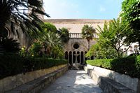 Garten des Romanklosters. Klicken, um das Bild in Adobe Stock zu vergrößern (neue Nagelritze).