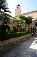 Garten des Romanklosters. Klicken, um das Bild in Adobe Stock zu vergrößern (neue Nagelritze).
