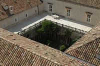 Terrasse des Romanklosters. Klicken, um das Bild in Adobe Stock zu vergrößern (neue Nagelritze).