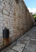 Strasse Celestina Medovića. Klicken, um das Bild in Adobe Stock zu vergrößern (neue Nagelritze).