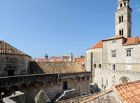 Zugang zu den Wällen in der Nähe der Tür des Marktes. Klicken, um das Bild in Adobe Stock zu vergrößern (neue Nagelritze).