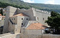 Les fortifications de Dubrovnik en Croatie. Fortifications de l'est. Forteresse du Ravelin. Cliquer pour agrandir l'image dans Adobe Stock (nouvel onglet).