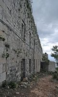 Kaiserfestung des heiligen Berges Serge. Klicken, um das Bild in Adobe Stock zu vergrößern (neue Nagelritze).