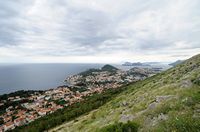 Les fortifications de Dubrovnik en Croatie. Fortifications du nord. Les îles Élaphites vues depuis le Mont Saint Serge. Cliquer pour agrandir l'image dans Adobe Stock (nouvel onglet).