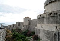 Les fortifications de Dubrovnik en Croatie. Fortifications du nord. Les remparts nord de Dubrovnik. Cliquer pour agrandir l'image dans Adobe Stock (nouvel onglet).