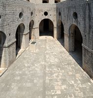 Festung Sankt Lorentz. Klicken, um das Bild in Adobe Stock zu vergrößern (neue Nagelritze).