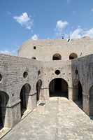 Festung Sankt Lorentz. Klicken, um das Bild in Adobe Stock zu vergrößern (neue Nagelritze).