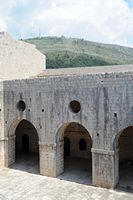 Festung Sankt Lorentz. Klicken, um das Bild in Adobe Stock zu vergrößern (neue Nagelritze).