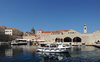 Les fortifications de Dubrovnik en Croatie. Le port. Grand arsenal. Cliquer pour agrandir l'image dans Adobe Stock (nouvel onglet).