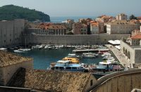 Les fortifications de Dubrovnik en Croatie. Le port. Le port de Dubrovnik. Cliquer pour agrandir l'image dans Adobe Stock (nouvel onglet).