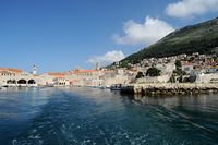 Les fortifications de Dubrovnik en Croatie. Le port. La digue et le port de Dubrovnik. Cliquer pour agrandir l'image dans Adobe Stock (nouvel onglet).