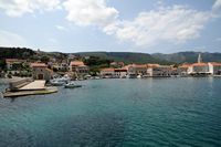 La ville de Jelsa, île de Hvar en Croatie. Le port de Jelsa. Cliquer pour agrandir l'image dans Adobe Stock (nouvel onglet).
