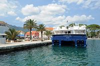 La ville de Jelsa, île de Hvar en Croatie. Le catamaran de Split. Cliquer pour agrandir l'image dans Adobe Stock (nouvel onglet).