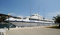 La ville de Jelsa, île de Hvar en Croatie. Le catamaran de Split. Cliquer pour agrandir l'image dans Adobe Stock (nouvel onglet).