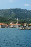 La ville de Jelsa, île de Hvar en Croatie. L'église Sainte-Marie. Cliquer pour agrandir l'image dans Adobe Stock (nouvel onglet).