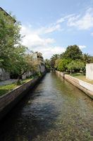 La ville de Jelsa, île de Hvar en Croatie. Le canal de Jelsa. Cliquer pour agrandir l'image dans Adobe Stock (nouvel onglet).